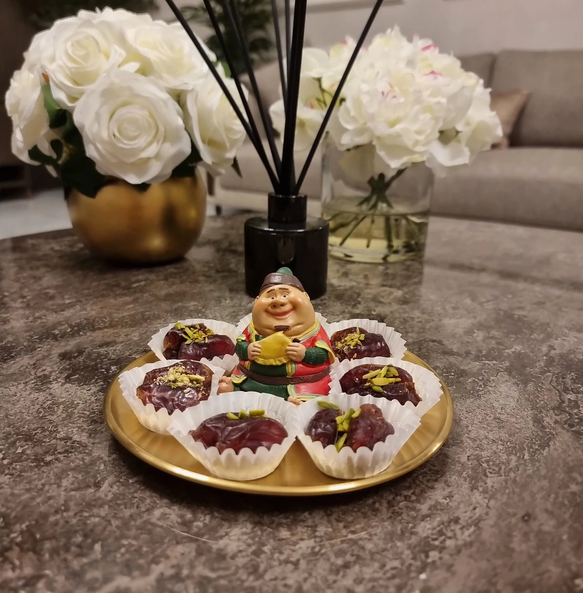  Fananees characters - Fat lovable man and Alselfi old man sitting on a presenting plate (2 piece)
