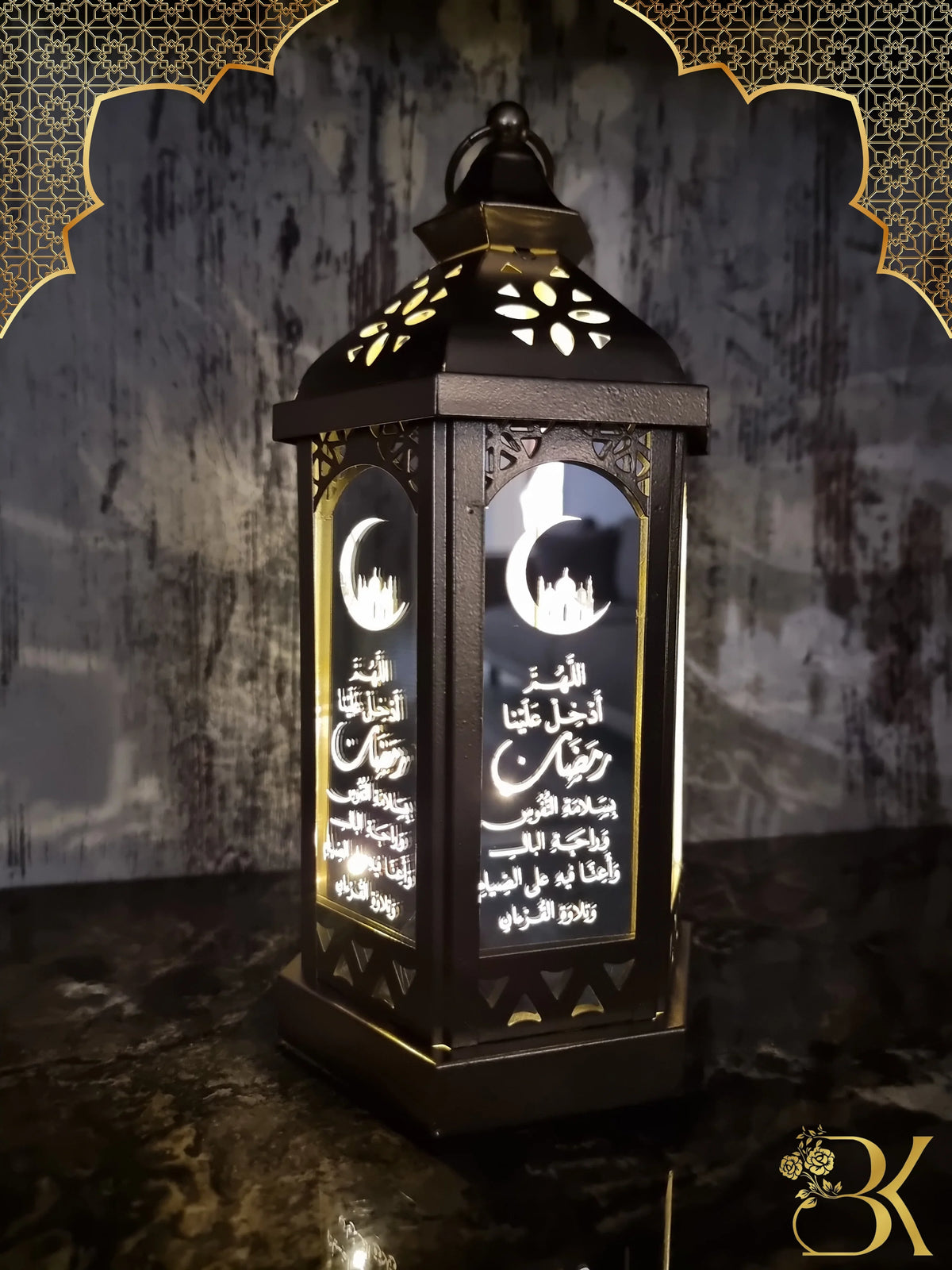 Metal and glass Ramadan lantern for festive home decoration فانوس رمضان مصنوع من المعدن والزجاج